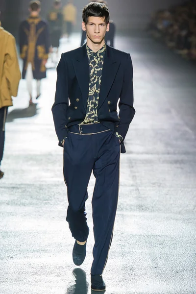 Look 18